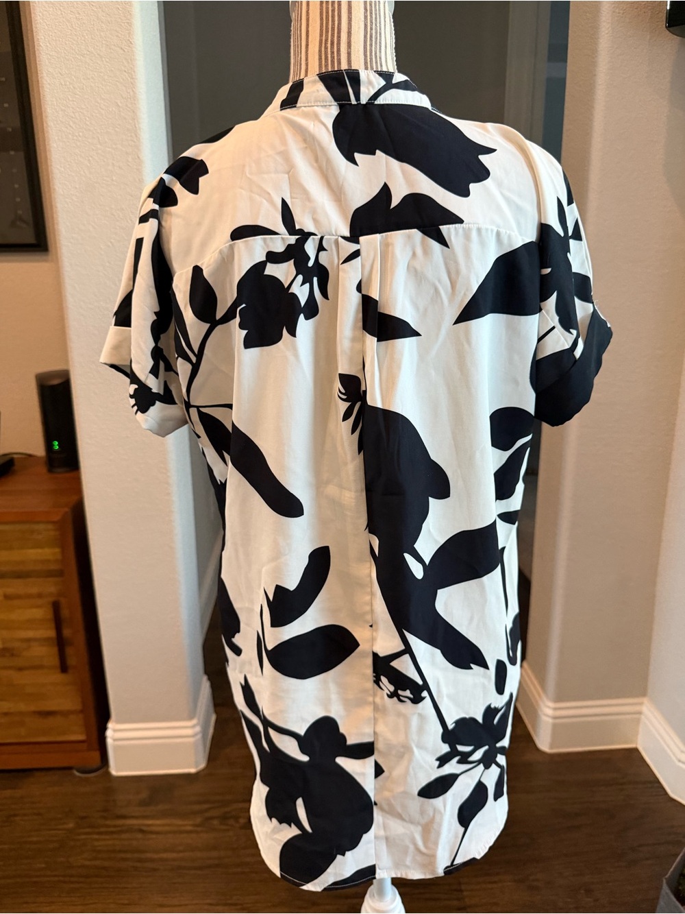 Black & White Floral V-Neck Short Sleeve Blouse - Picture 4 of 14